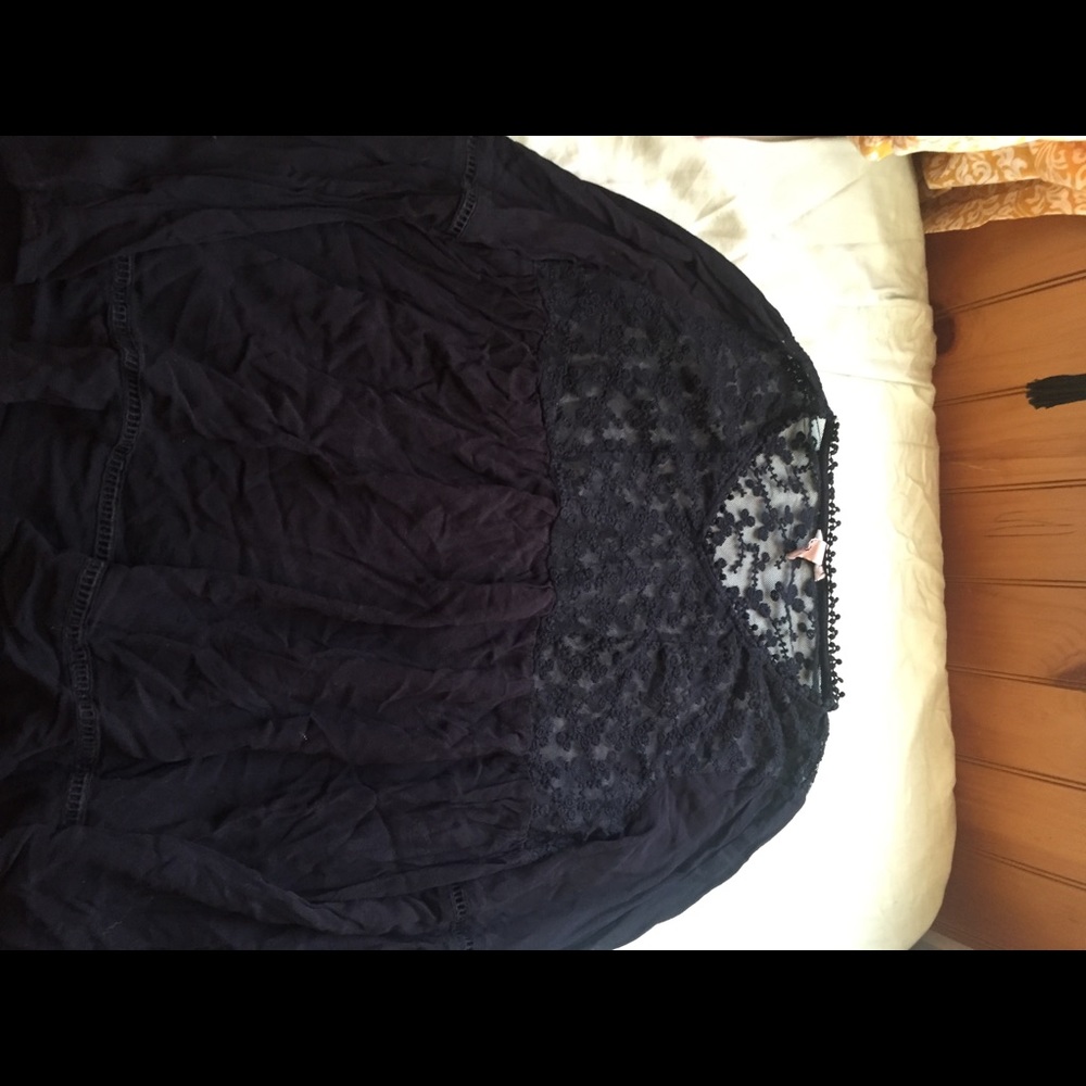 🐚 5/$25 black flowy long sleeves top with lace